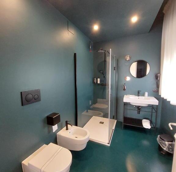 חדר סטנדרט, Re Versiliana