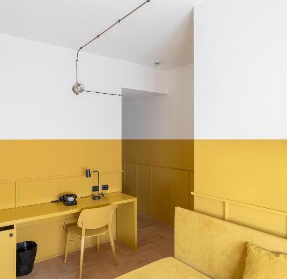 חדר סטנדרט, Re Versiliana