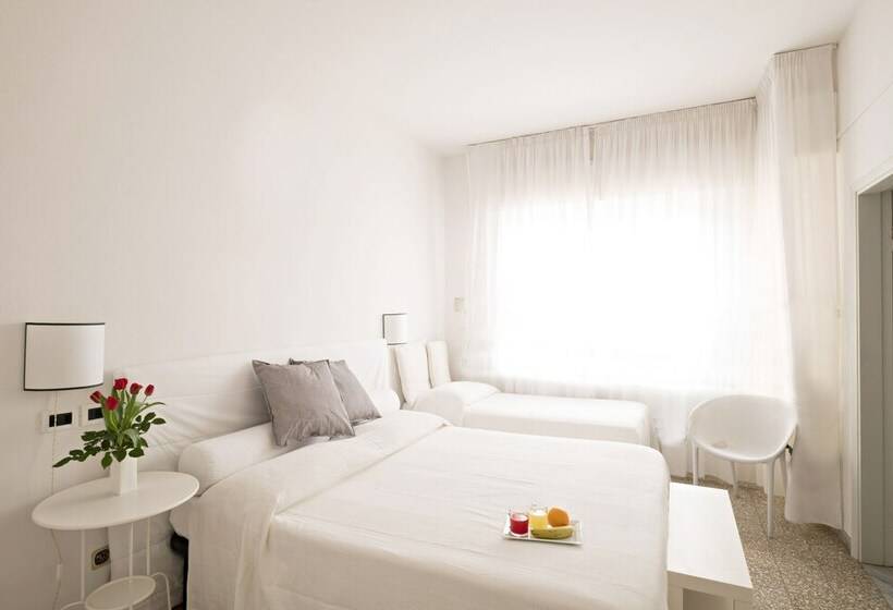 חדר קומפורט לשלושה, Re Versiliana