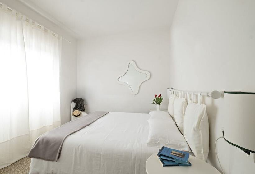 חדר קומפורט לשלושה, Re Versiliana