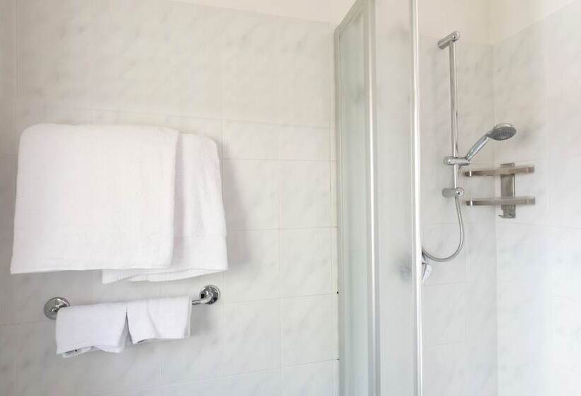 חדר קומפורט לשלושה, Re Versiliana