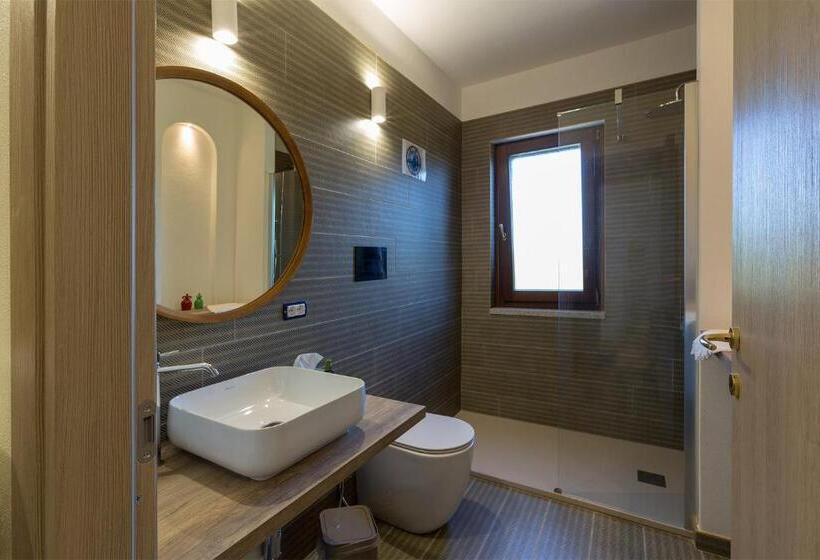 חדר סטנדרט עם מרפסת, Suite Cucinino, Bagno, Ingresso Indipendente In Villa Vìvì