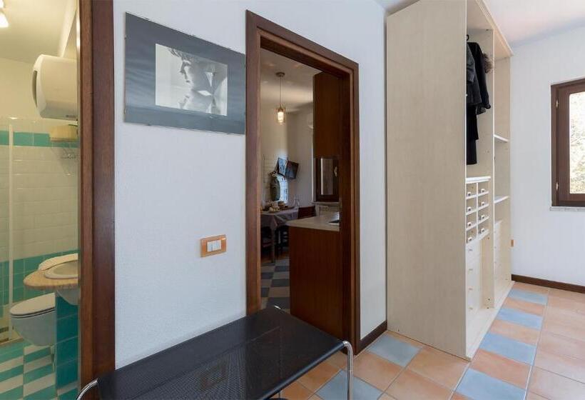 חדר סטנדרט לשלושה עם נוף לגינה, Suite Cucinino, Bagno, Ingresso Indipendente In Villa Vìvì