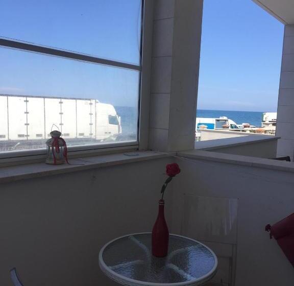 اتاق لوکس با چشم‌انداز دریا, Palese Profumo Di Mare