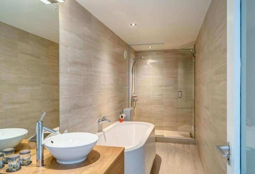 جناح جونيور, Apex City Quay Hotel & Spa
