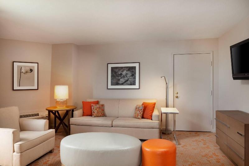 キングサイズベッドのスイートルーム, Courtyard By Marriott Isla Verde Beach Resort