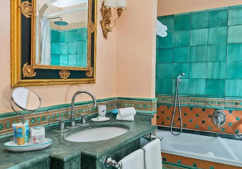اتاق لوکس با بالکن و چشم‌انداز دریا, Punta Regina