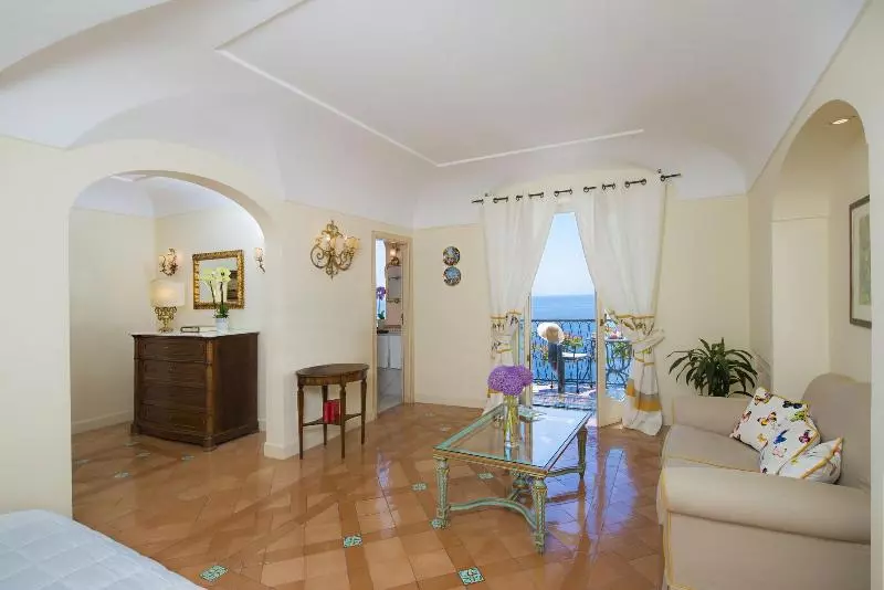 اتاق لوکس با بالکن و چشم‌انداز دریا, Punta Regina