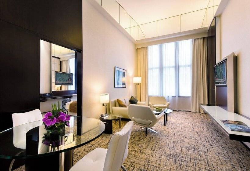 جناح ملكى, Regal Airport