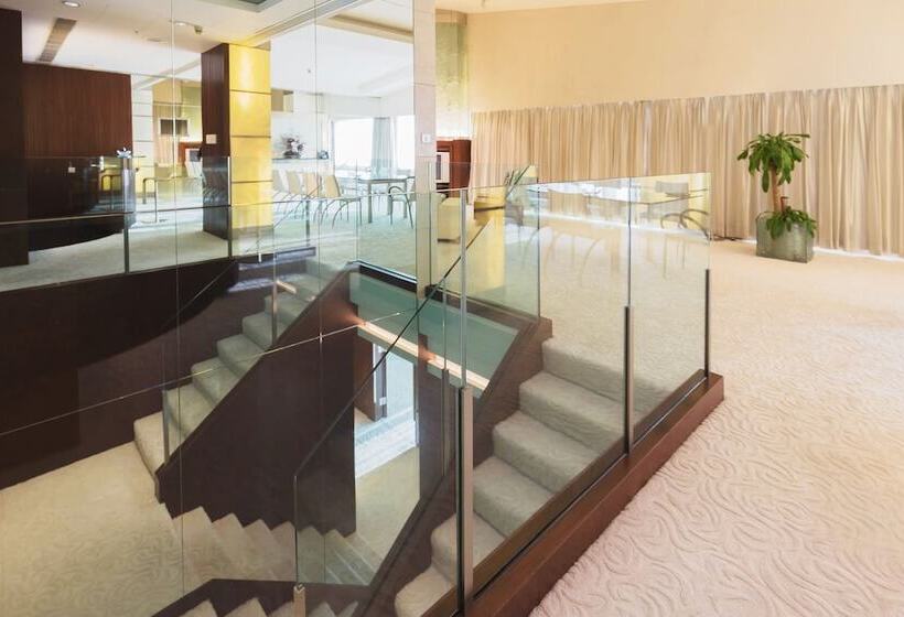 جناح رئاسى, Regal Airport