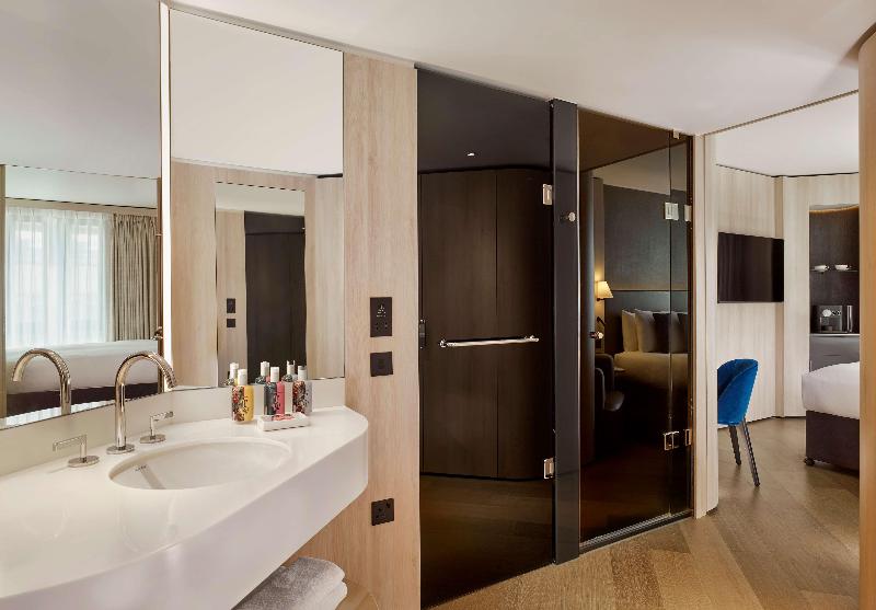Люкс Кровать Кинг, The Westminster London, Curio Collection By Hilton