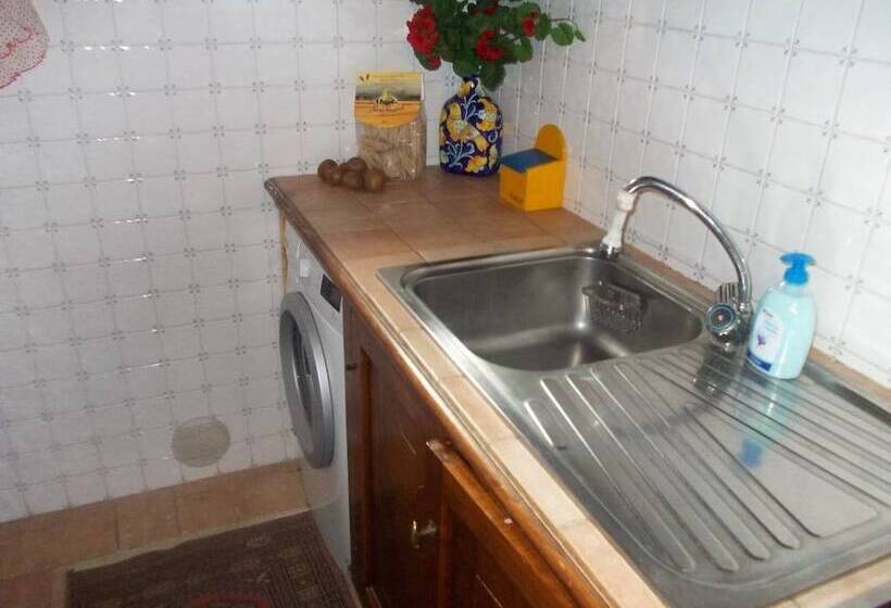 شقة غرفتين نوم مزودة بتراس, Agriturismo Raggio Di Sole