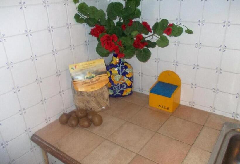 شقة غرفتين نوم مزودة بتراس, Agriturismo Raggio Di Sole