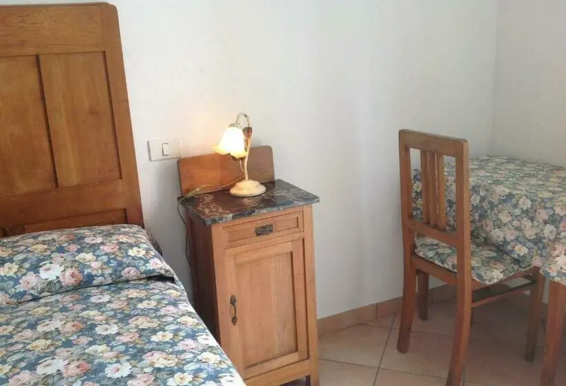 レイクビュースタンダードルーム, Albergo Giardinetto