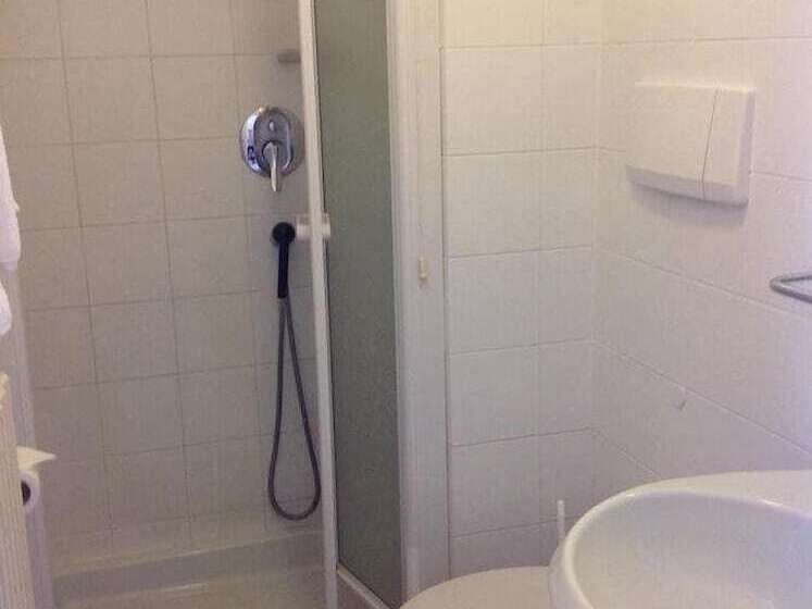 レイクビュースタンダードルーム, Albergo Giardinetto