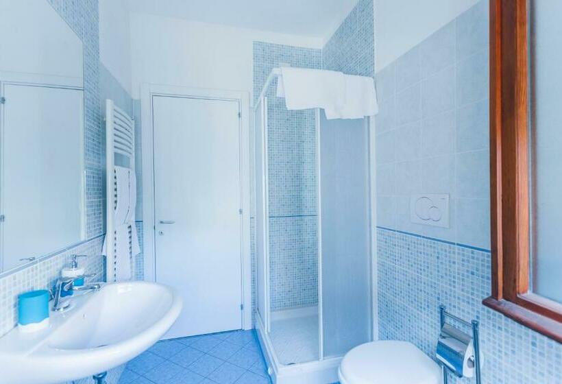 غرفة قياسية, La Postale