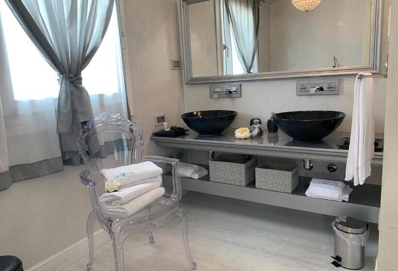 Люкс Кровать Кинг, White House Luxury Hospitality