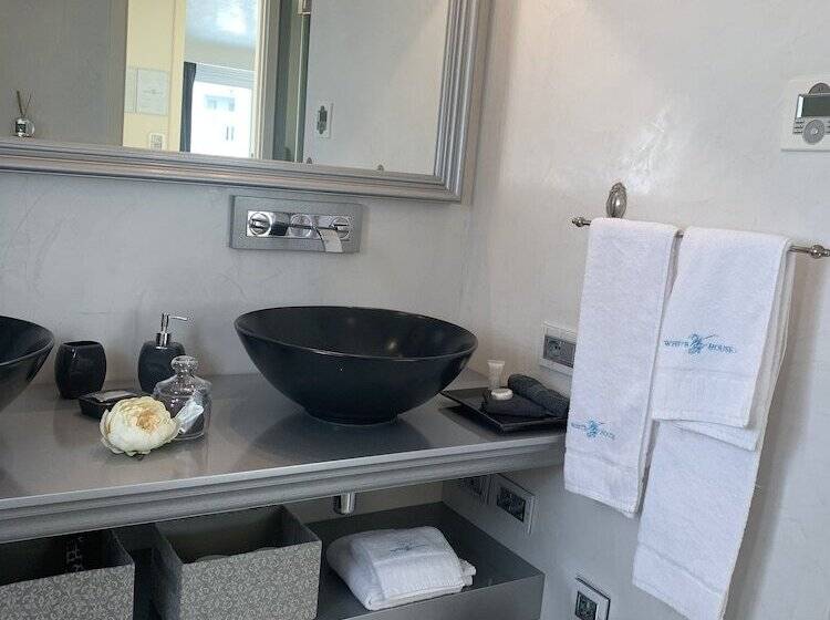 جناح مطلّ علي حمام السباحة, White House Luxury Hospitality