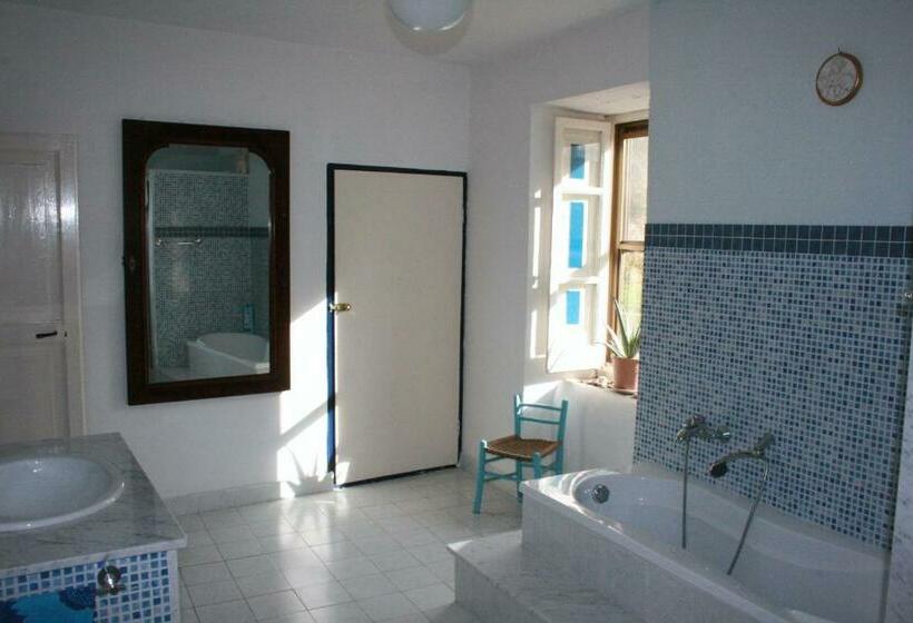 バルコニー付きスタンダードトリプルルーム, Art & Breakfast