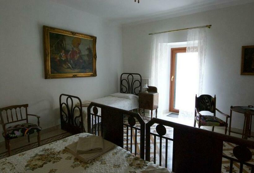 バルコニー付きスタンダードトリプルルーム, Art & Breakfast