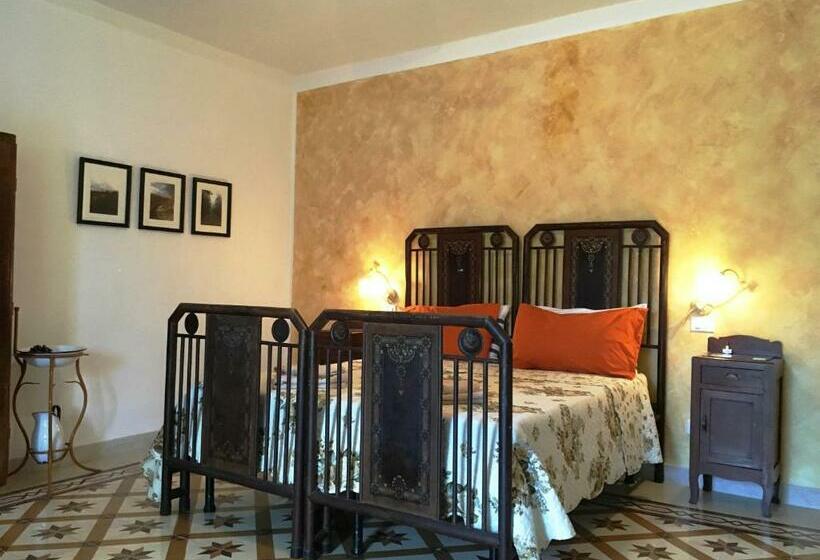 バルコニー付きスタンダードトリプルルーム, Art & Breakfast