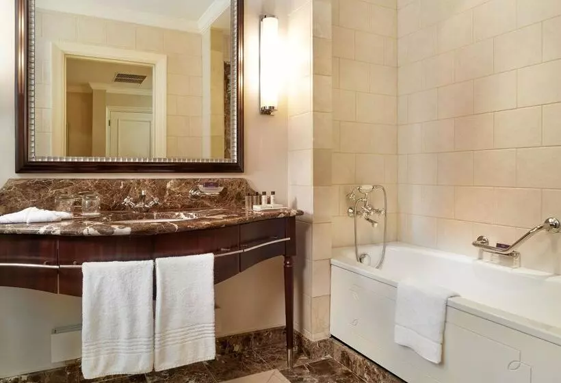 キングサイズベッドのスーペリアルーム, Corinthia Budapest