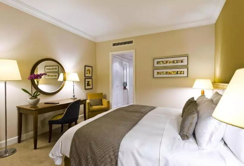 キングサイズベッドのスーペリアルーム, Corinthia Budapest