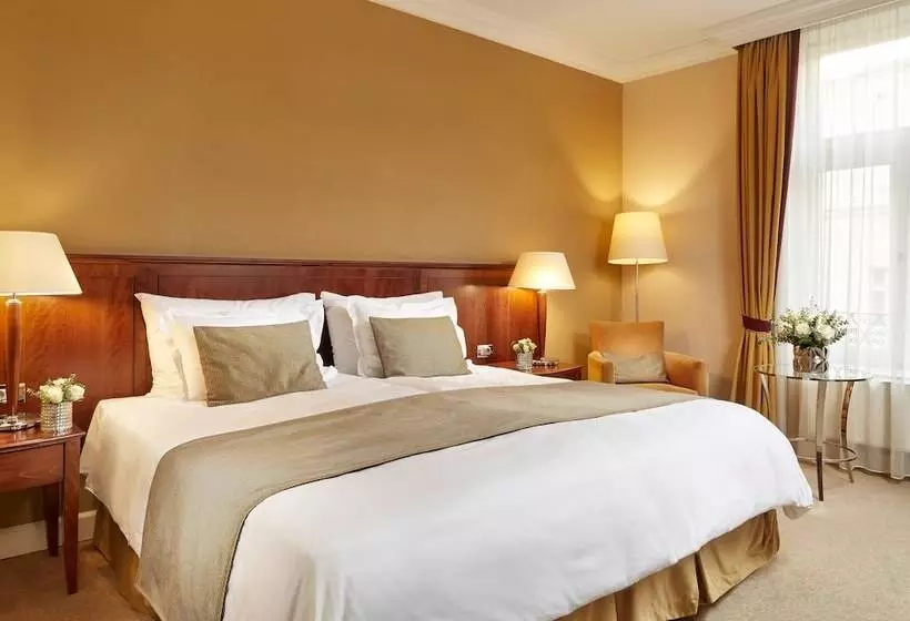 キングサイズベッドのスーペリアルーム, Corinthia Budapest