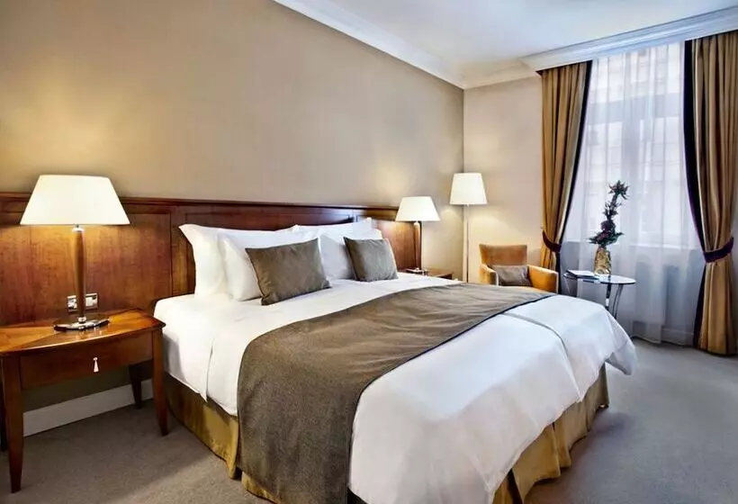 キングサイズベッドのスーペリアルーム, Corinthia Budapest