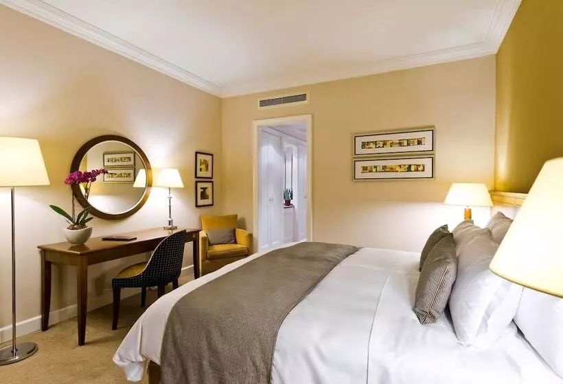 キングサイズベッドのスーペリアルーム, Corinthia Budapest