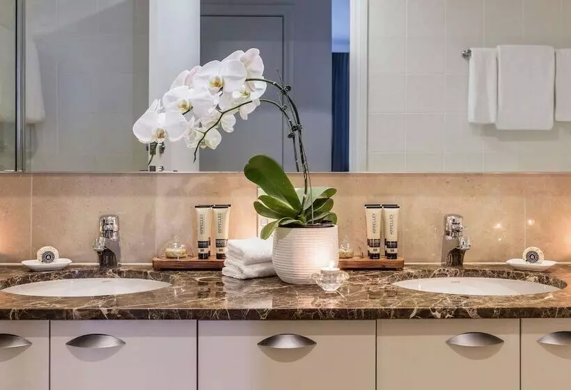 3 Bedroom Premium Apartment, Quay West Suites Melbourne