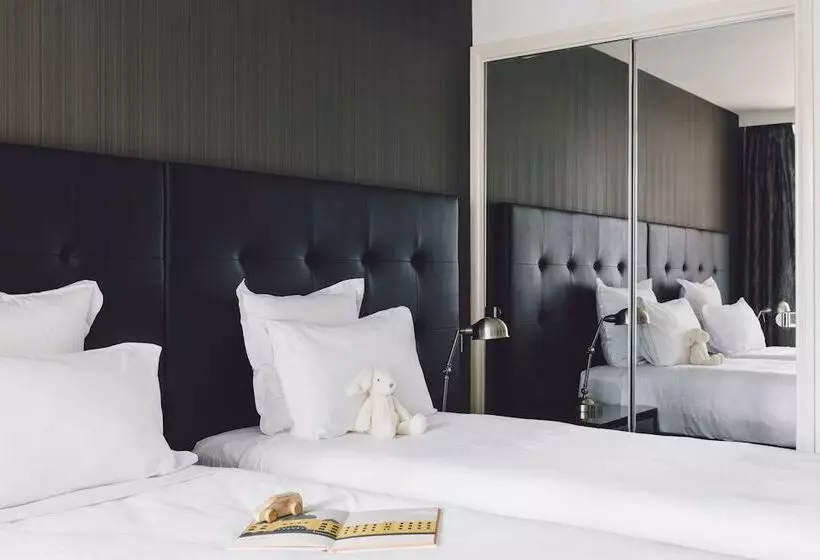 3 Bedroom Premium Apartment, Quay West Suites Melbourne