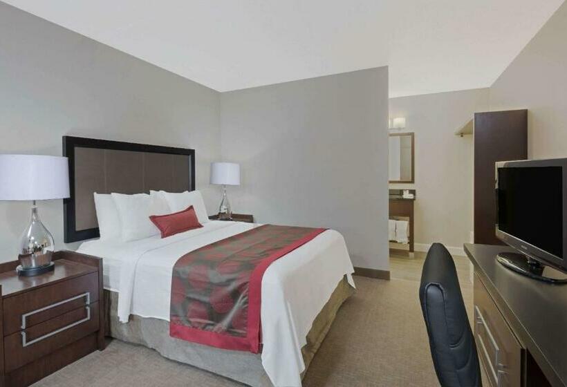 Номер Стандарт Вид на Бассейн, Ramada By Wyndham Boston