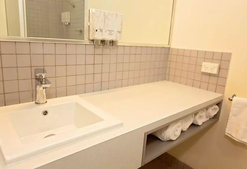 اتاق خانوادگی, White Lace Motor Inn