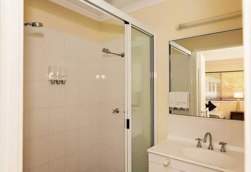 اتاق خانوادگی, White Lace Motor Inn