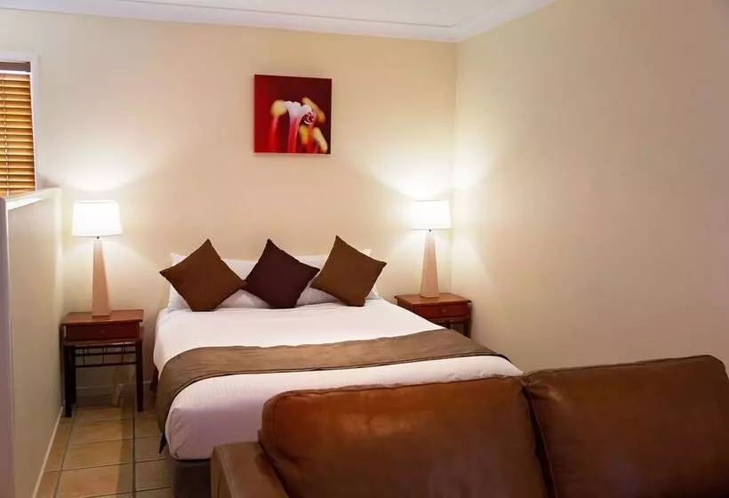 اتاق خانوادگی, White Lace Motor Inn