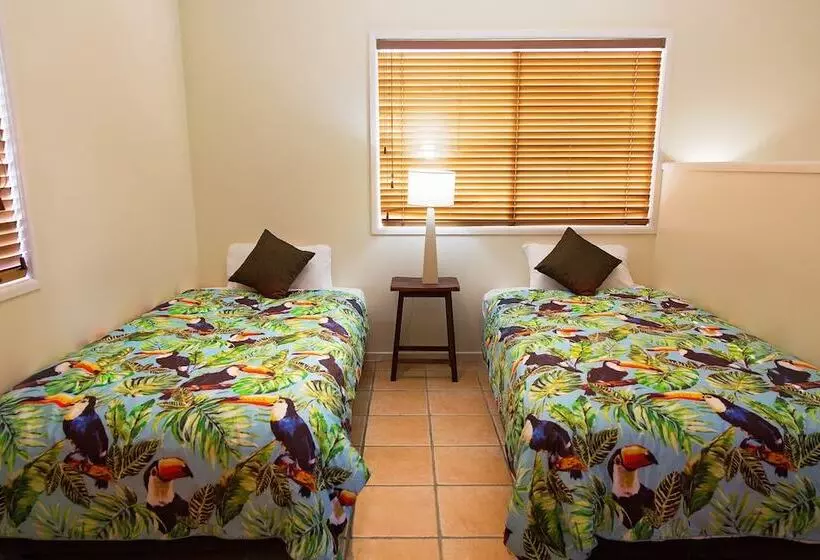 اتاق خانوادگی, White Lace Motor Inn