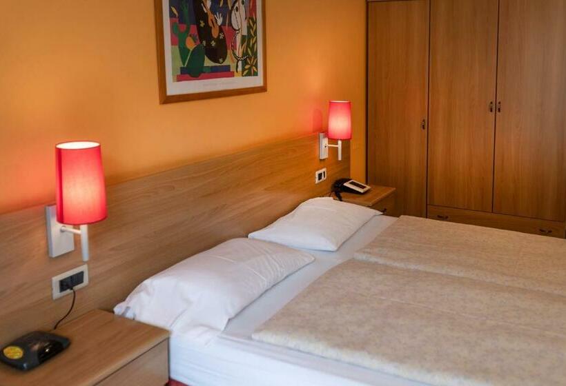 带花园景观和一个卧室的别墅, Ideal