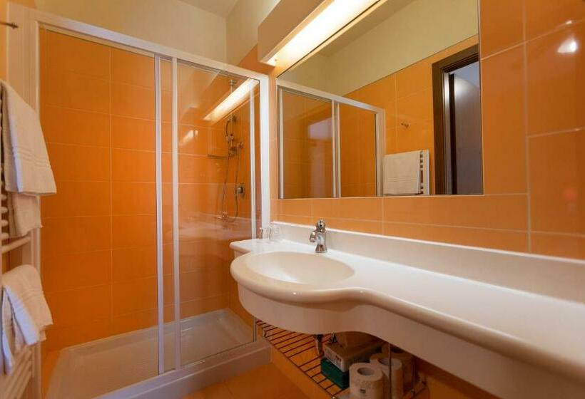 带花园景观和一个卧室的别墅, Ideal