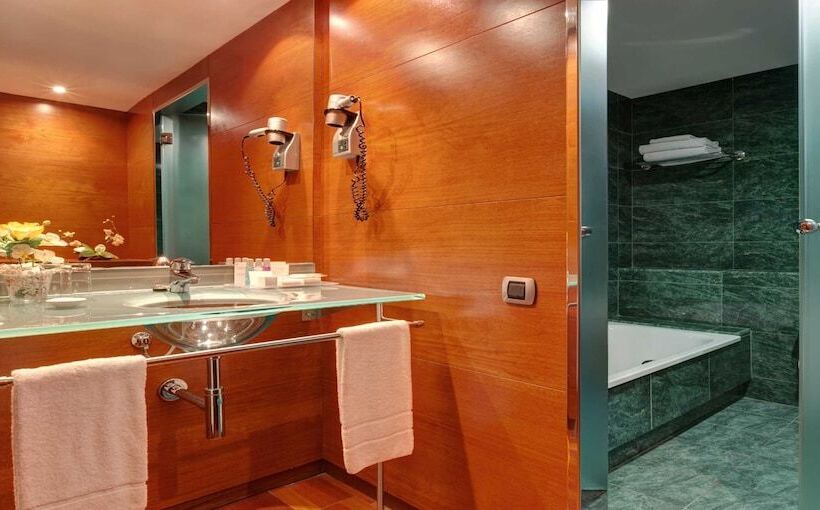 اتاق استاندارد سه نفره, Acevi Villarroel