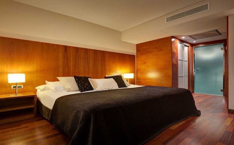 اتاق استاندارد سه نفره, Acevi Villarroel