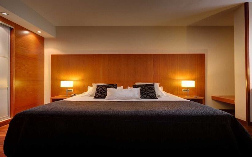 اتاق استاندارد سه نفره, Acevi Villarroel