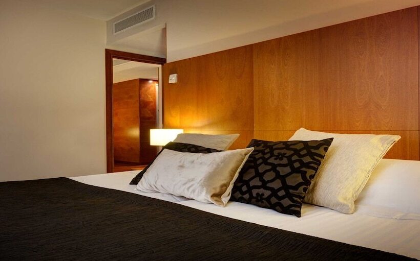 اتاق خانوادگی, Acevi Villarroel