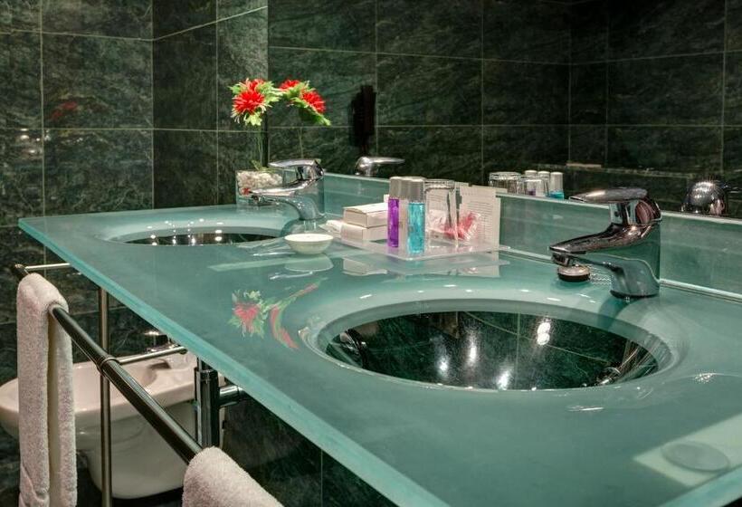 اتاق خانوادگی, Acevi Villarroel