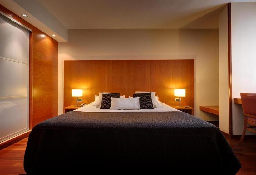 اتاق استاندارد سه نفره, Acevi Villarroel