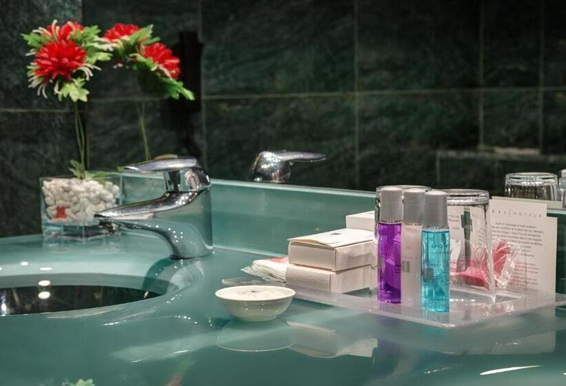 اتاق استاندارد سه نفره, Acevi Villarroel