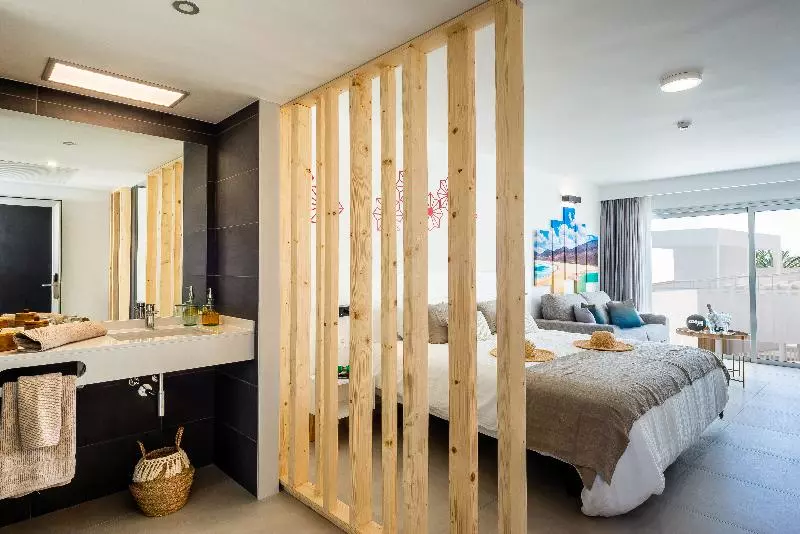 سوئیت جونیور با تراس, Hotel Taimar