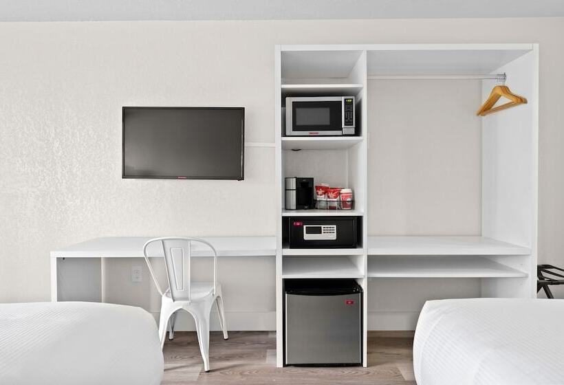 带2个双人床的标准工作室, Developer Inn Maingate, A Baymont By Wyndham