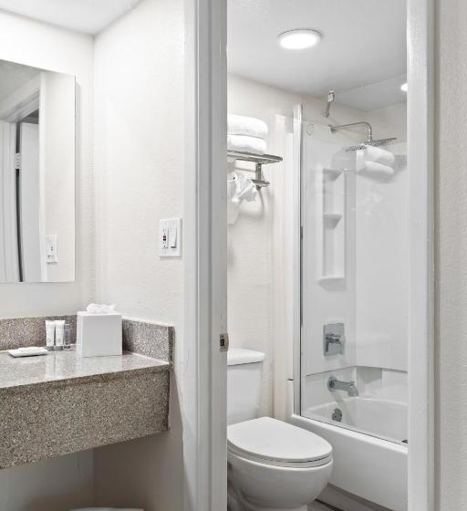 带2个双人床的标准工作室, Developer Inn Maingate, A Baymont By Wyndham