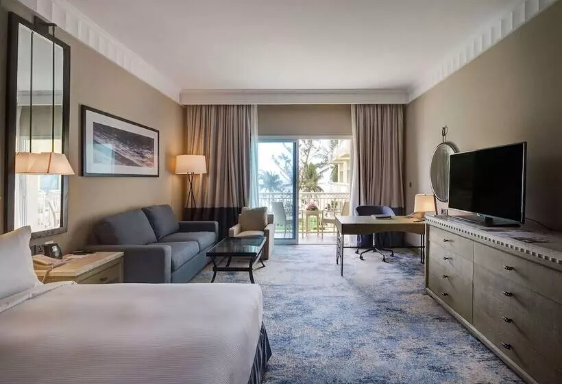 اتاق سوپریور با چشم‌انداز دریا و بالکن, Hilton Salalah Resort